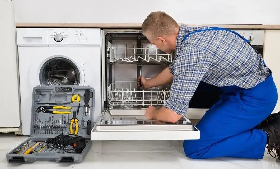 Pursaklar Whirlpool servisi teknisyen ekibi beyaz eşya tamiri yaparken